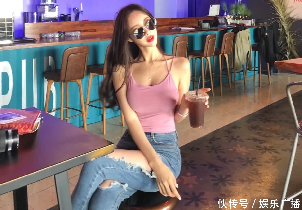 街拍：妹子穿裤子越破越时尚吗？网友：你妈叫你回家补裤子