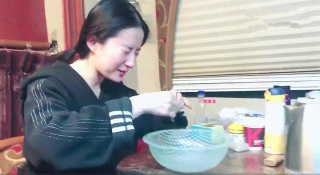 刘亦菲发了一条微博，章子怡评论说：我会一不小心喝下去