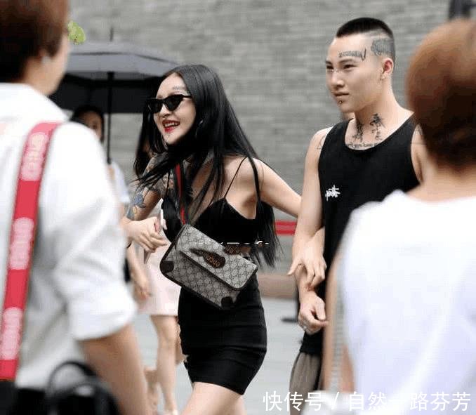 两情侣都是纹身爱好“重度患者”, 出行照让路人都感到“雷人”