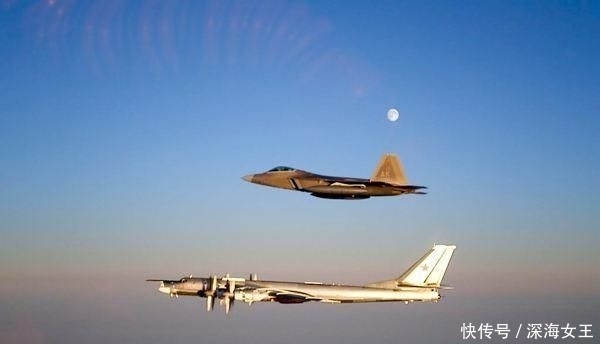 巡逻机:防空警报响起,两架俄军机冲近美国领空80公里,F22紧急起飞迎战