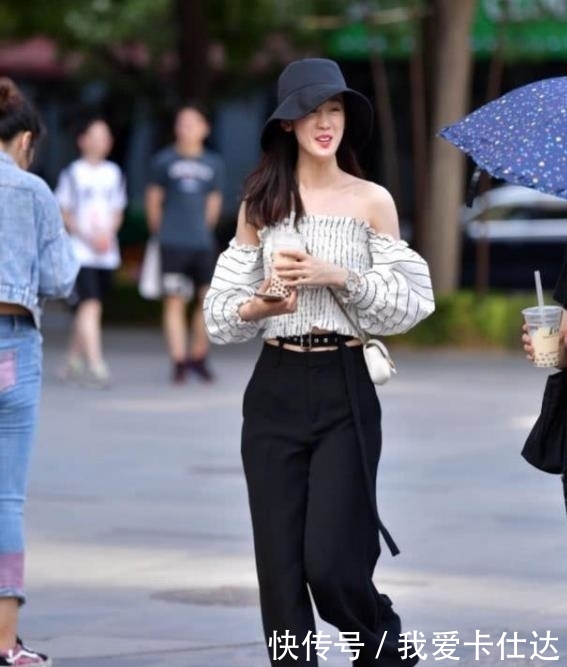  『有型』街拍美女：身材曼妙有型的紧身牛仔裤小姐姐，更显年轻靓丽！