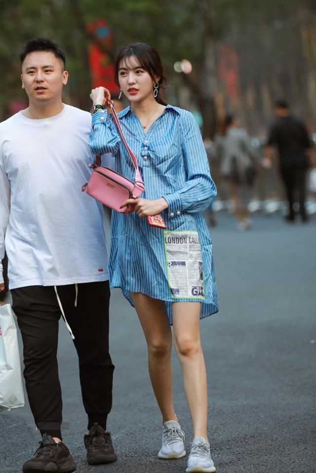  #巨潮#微胖女孩就别穿卫衣了，太肿，学会衬衫的网红穿法，显高显瘦巨潮