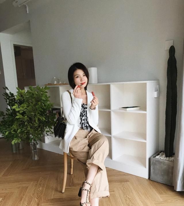  会显得■一衣多穿如何让条纹衬衫穿的不过于休闲