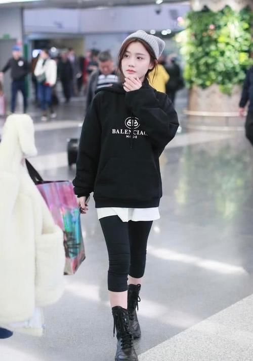  #深蓝色#李子璇真是太潮了，打底裤外穿搭配印花卫衣，一般人学不来