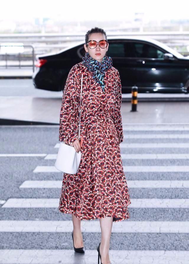 秦海璐演技是真好，衣品也是真差!网友:没两根细带，鞋子都会掉