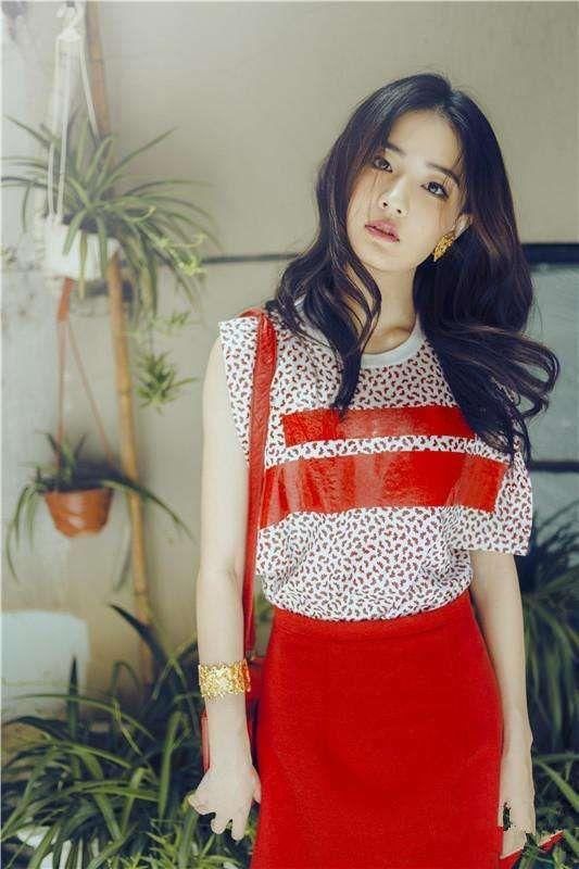 徐璐真敢穿，室内穿雨衣跳舞？还有这小腰露的真性感！