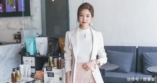 #少女#朴正允:白色的棉毛背心搭配上青春活泼的少女粉,你喜欢吗?