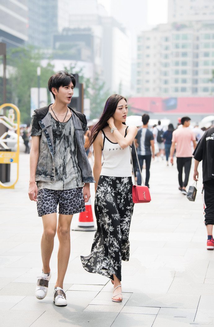 街拍路人,清爽怡人的小姐姐与酷炫时尚的小姐姐,你pick谁?