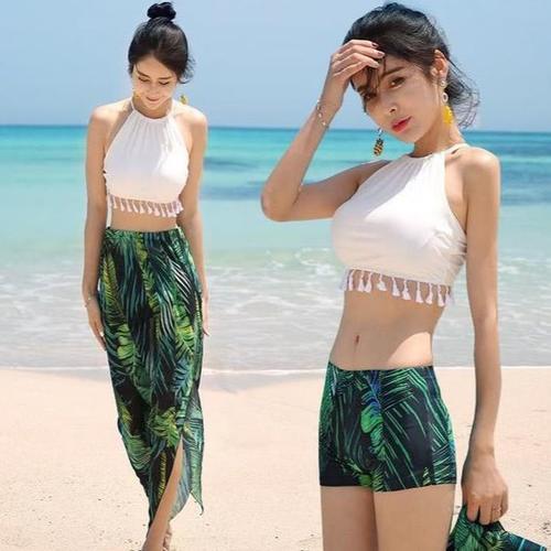 身穿酒红泳衣的小姐姐,身材富有立体感,彰显纤细时尚身材