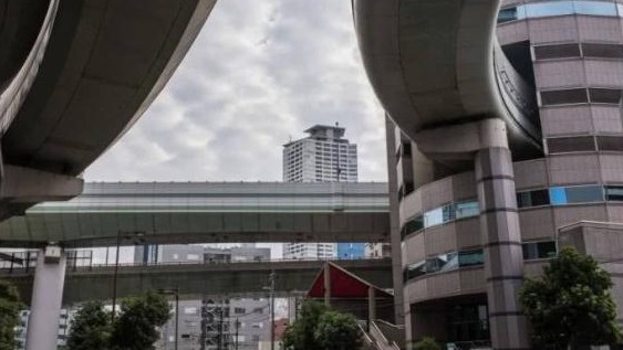 日本也有重庆同款大楼，高速公路从大楼穿过，安静又干净