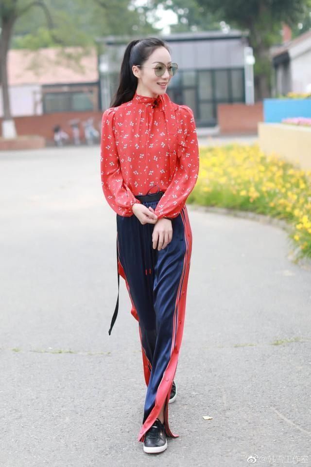 同穿红色，冉莹颖跟其他女星画风就不一样！网友：她在秀事业线！