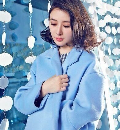 熊乃身穿西服外套+直筒裤现身，简单大方，网友:包包太丑了!