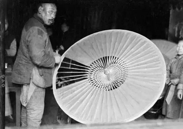  「发现」美国人在鞋盒里发现了6000张中国老照片