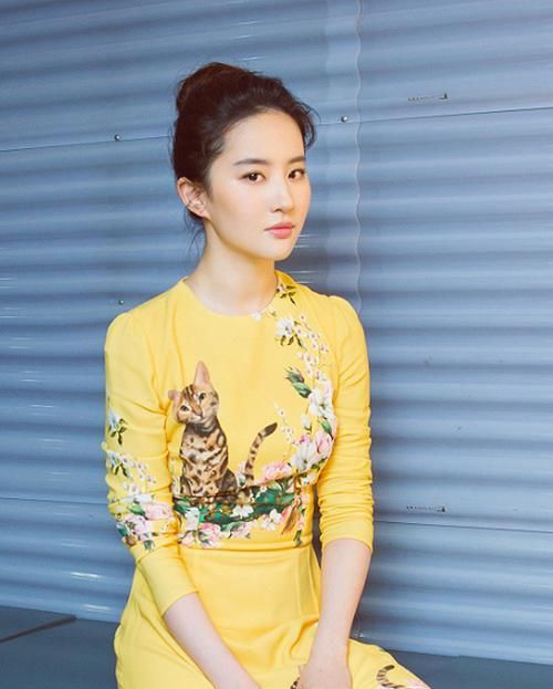  『女人』长得越精致的女人，越喜欢“扎头发”，脸上露出这3个地方很迷人