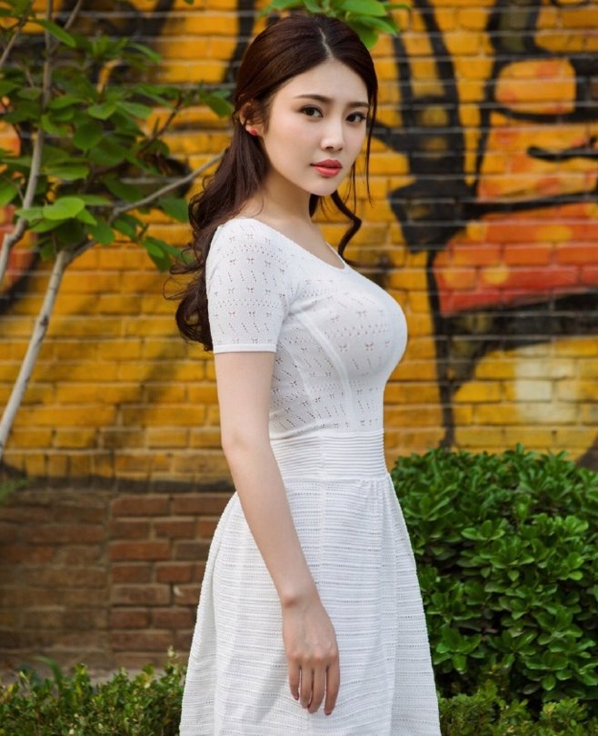 足球宝贝教你穿裸色毛衣!大嫂曲线沸腾球感豪迈，身材抢镜?