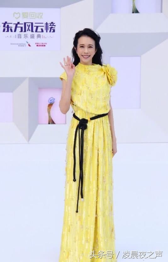 莫文蔚穿肉色打底裤现身，全身只有碎钻装饰，身材比例是真的好