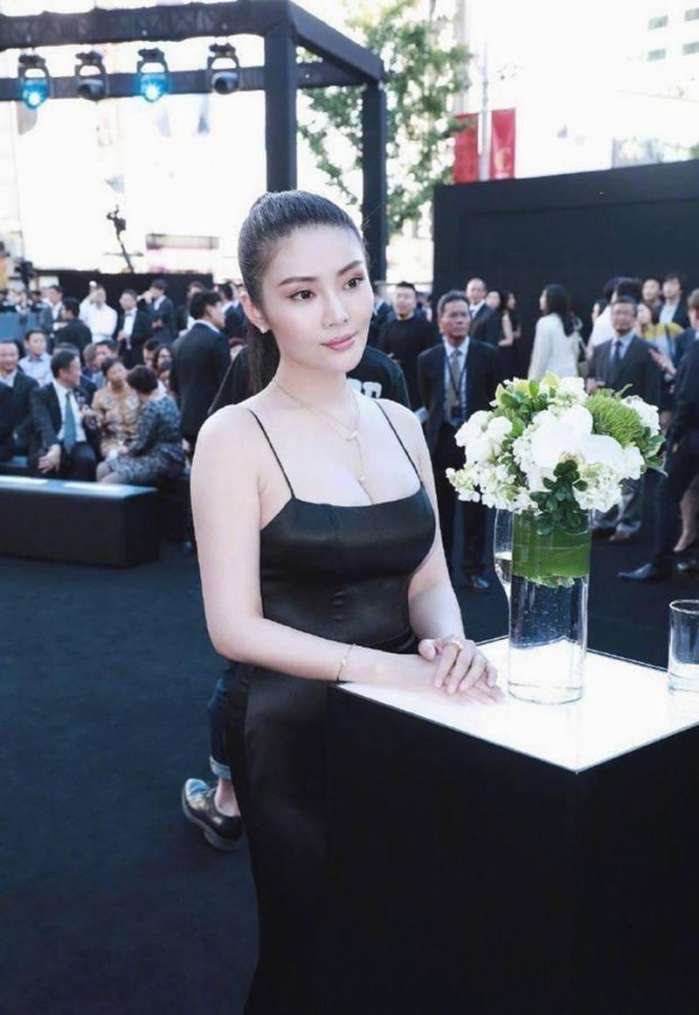 徐冬冬出席活动,就两条细线撑着裙子,网友:肩带快支撑不住了!