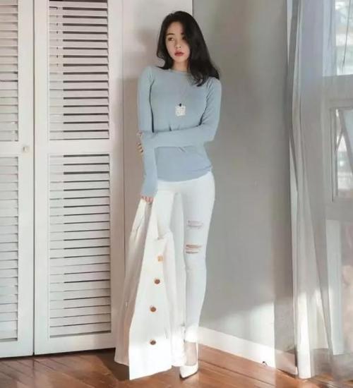 身材好的小姐姐穿什么都好看，紧身牛仔裤秀出女人独特韵味！