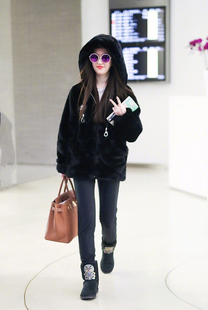 刘亦菲真的瘦了，下身穿健美裤就出门，未修图比精修图更显嫩