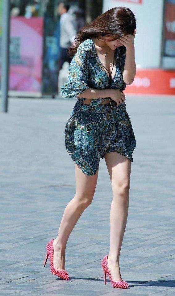 街拍: 美女穿沙滩裙出门度假, 却起大风了