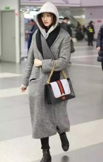 杨幂关晓彤撞衫，大10岁竟一次没输！网友：腿在气质面前不值一提