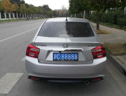  「女司机」又一嚣张女司机！近百辆车被她堵住，却叫嚣“你来砸