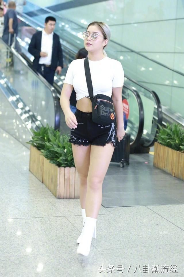 130斤王菊太敢穿，上衣短到胸下，短裤勒出赘肉，网友：真自信