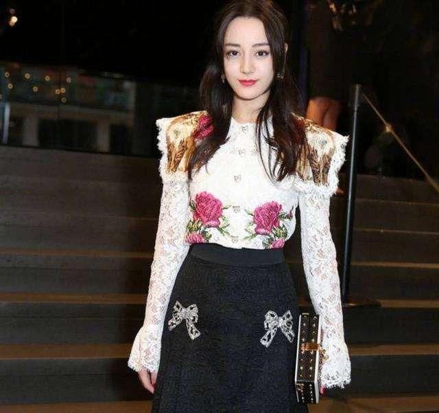 热巴穿粉色短裙大秀“事业线”,超性感,网友:少了口红,减分!