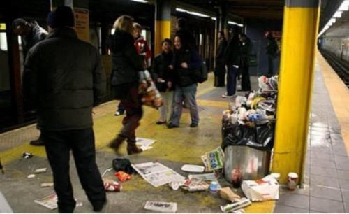  [姑娘]美国姑娘在中国，地铁里看见这平凡一幕：这在美国根本不