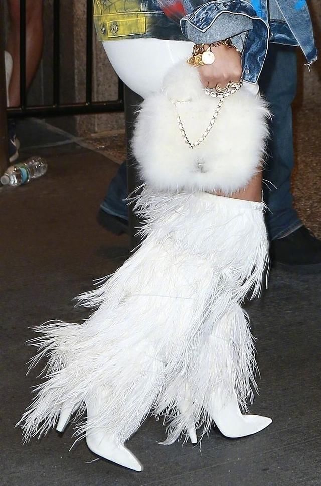 “麻辣鸡”撞衫戚薇，穿同款毛毛靴，身材堪比卡戴珊！