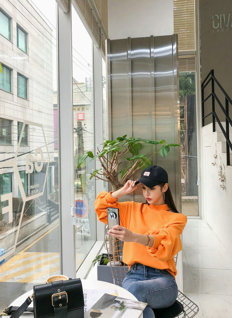  【与众不同】街拍：气质出众的牛仔裤美女，时尚展现出与众不同的魅力