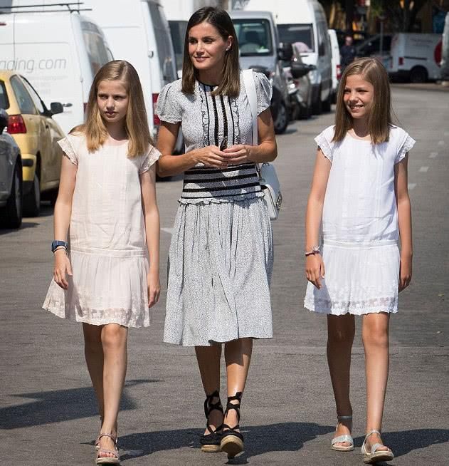 西班牙王后与两女儿低调现身街头，朴素便装难掩时尚魅力！
