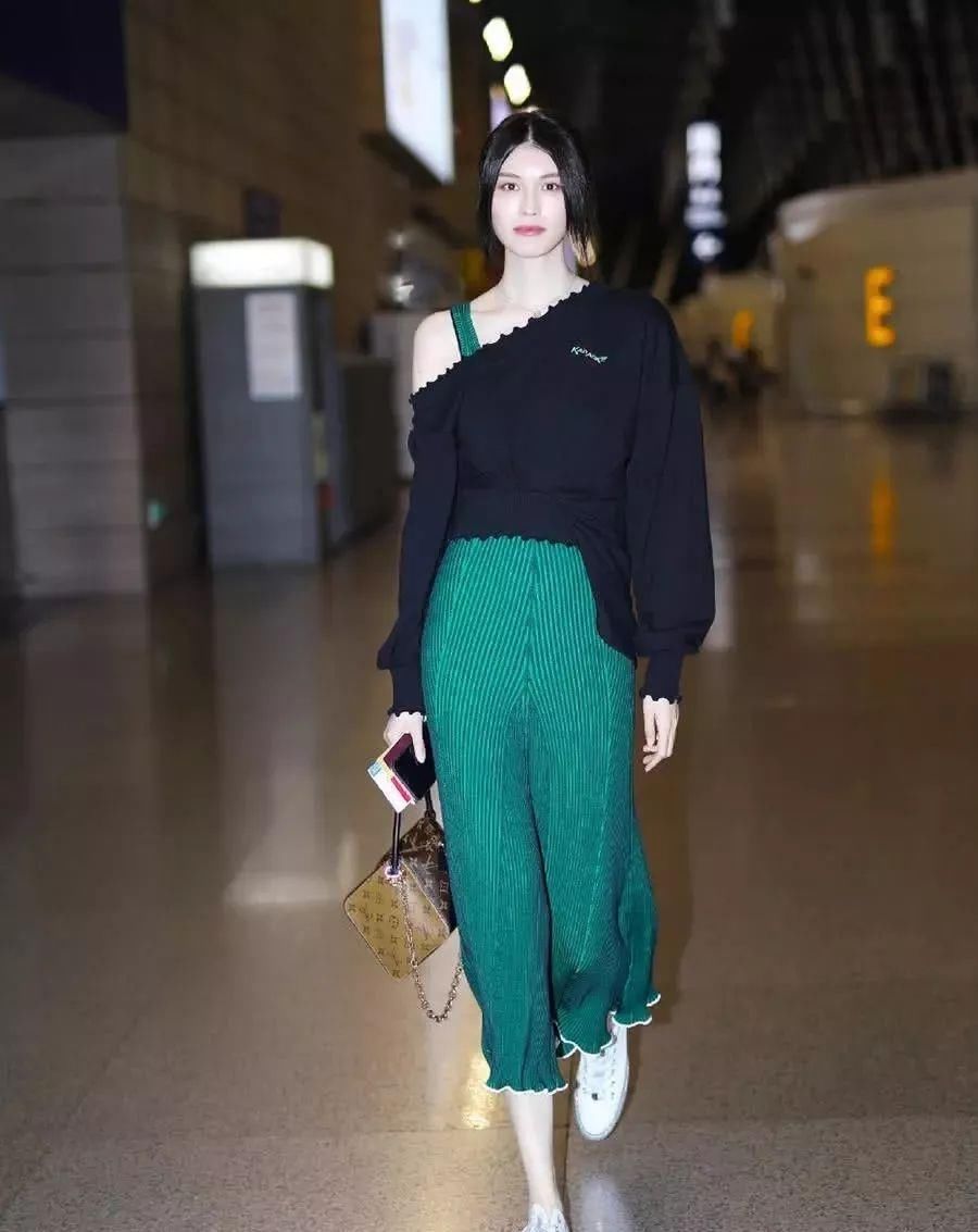 雪莉绿裙晒美照，不料撞上超模何穗，一个白到发光一个嫩的出水。