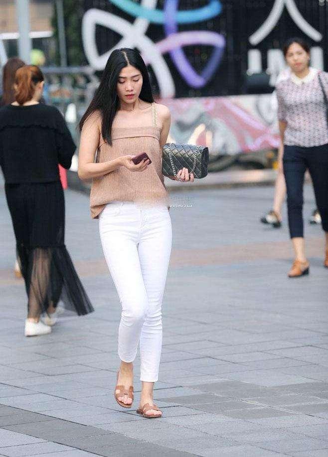 紧身裤上身优雅一点都不显臃肿，时尚又好看打造优雅女神范