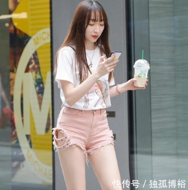 『搭配』美女街拍身姿美丽的小姐姐,靓丽穿搭,活泼又可爱