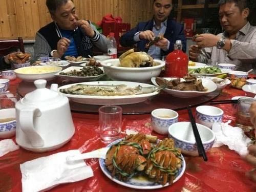  #恭维领导#和领导喝酒聊天，三句话说得越多，人际关系越差，年轻人不可不知