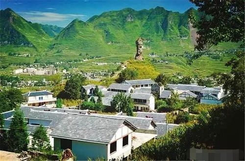 云南深山里发现一奇石,屹立千万年不倒,外形形似伫立的人