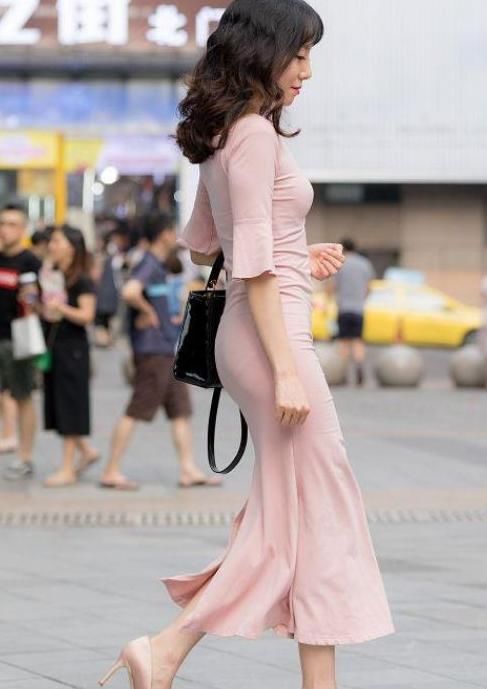 街拍时尚美女，身穿超短裤美女白皙可人，清纯又不失性感！