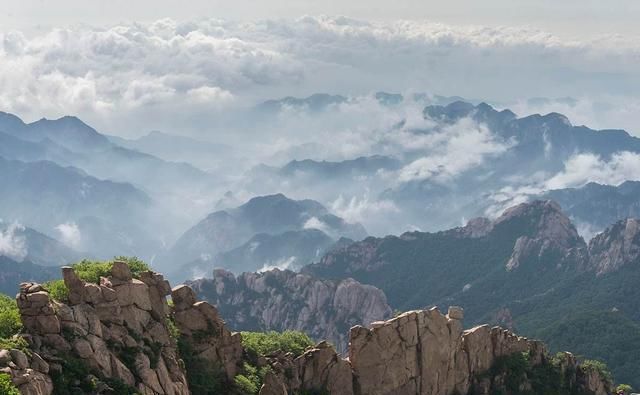 河北的小黄山,仅比泰山低一百多米,深秋是看红叶的最佳去处