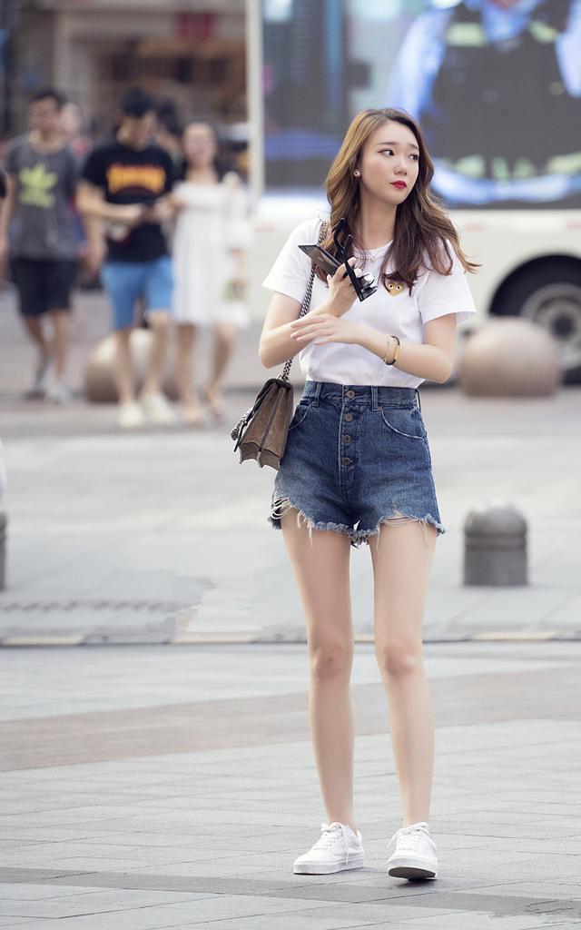 美女街拍：独特秀丽国色天香，女神既视感！