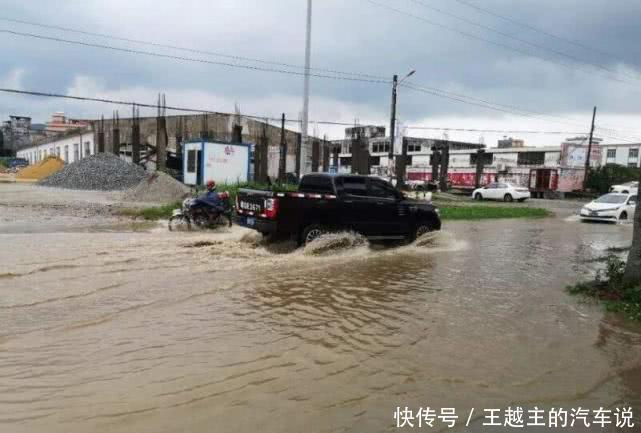 高速公路上突然遇到大暴雨，老司机提醒：记住这4条“保命法则”