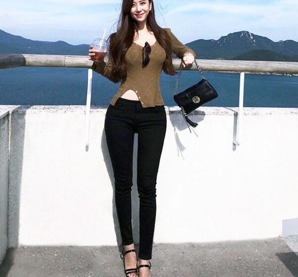 彰显傲人身姿的弹力牛仔裤，时尚新颖，美丽减龄！