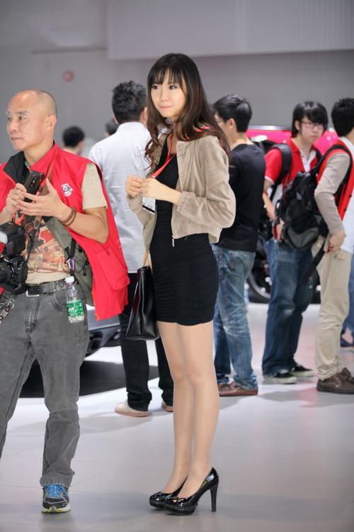 街拍联盟：标准职业装肉丝黑色高跟美女，笑容很甜美哦