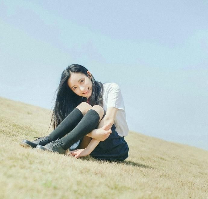 长发校服美女丝袜美腿性感写真图片