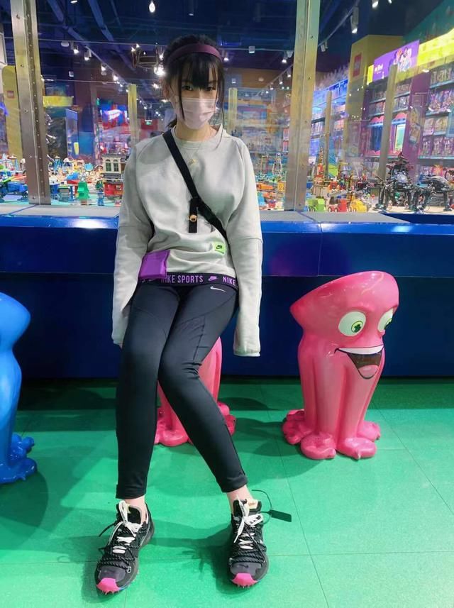  潮牌@SNKR Girls送鞋丨男友衬衫、潮牌、球衣...性感又会搭，就是这期球鞋女生们！4.20-4.26