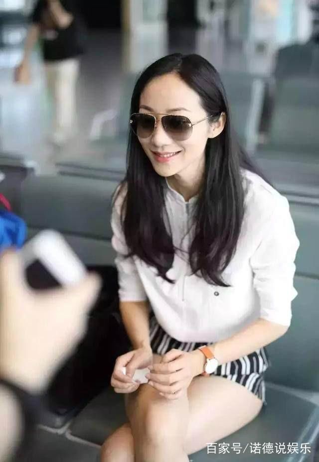 韩雪超短裤大秀美腿，坐下瞬间春光乍现，网友：真不怕走光吗？