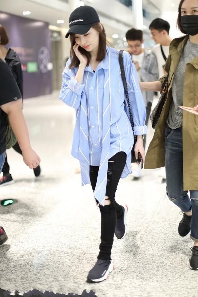 王心凌穿紧身裤的效果我呆了，暴露了真实腿型，网友：太弯了吧？