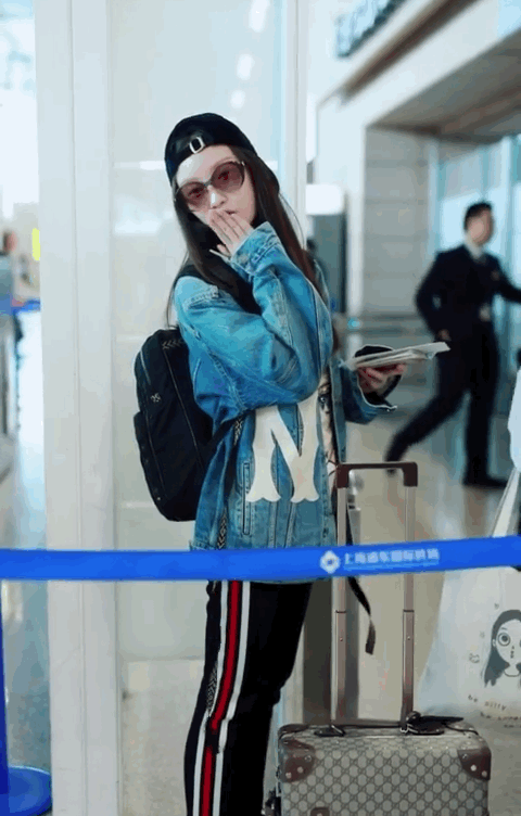 超5万穿搭现身机场，倪妮硬是穿出清新时尚感，看来这钱花的真值