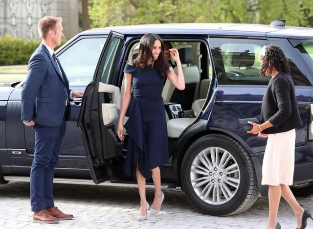 爱尔兰梅根和哈里王子穿着打扮非常惊艳，特别是梅根灰色的连衣裙