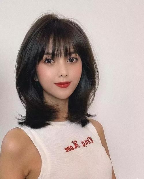  『显脸』别再剪普通的锁骨发了，2020流行这5款卷发，好看显脸小！